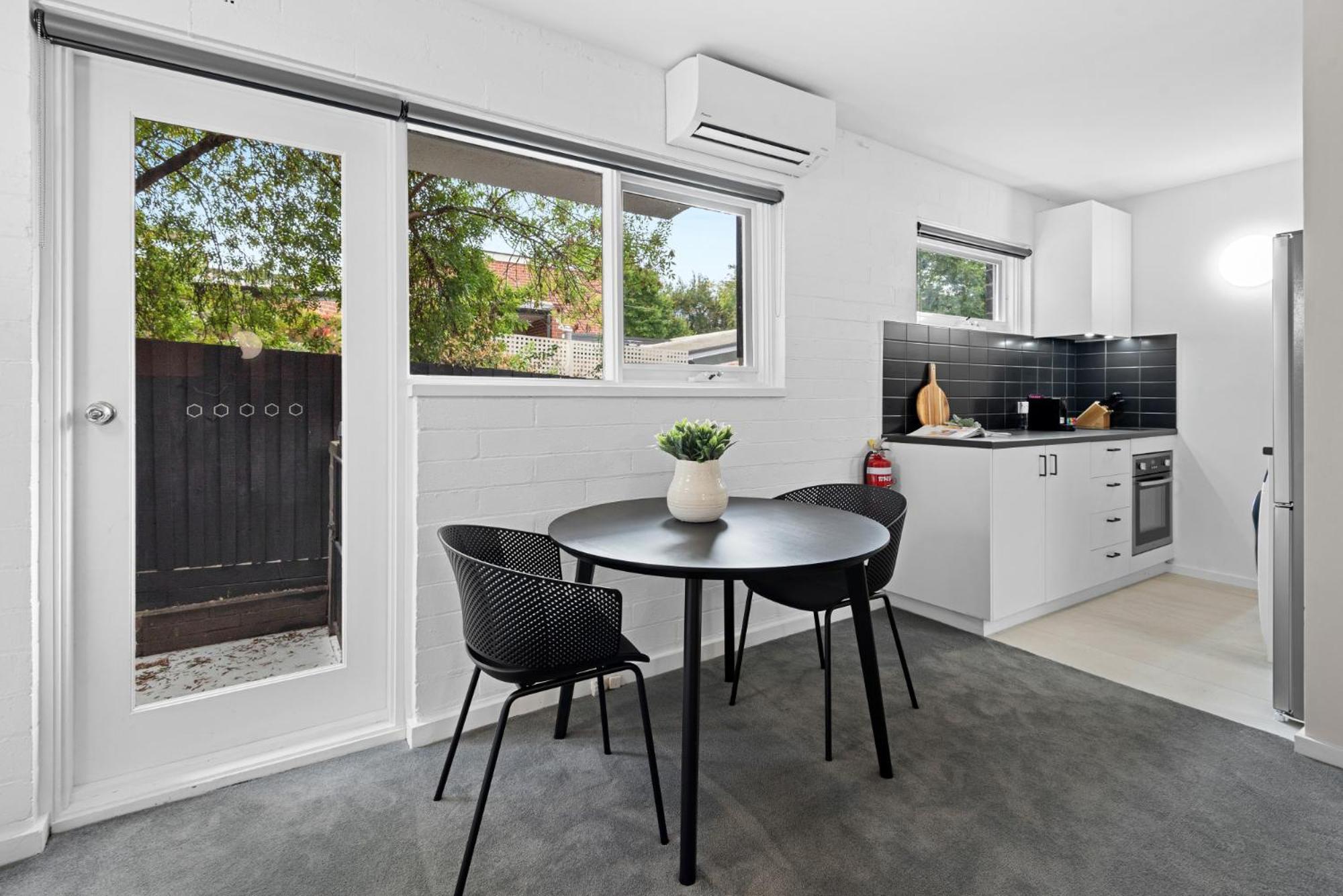 Comfy 1-bed With Courtyard Seating Apartment *